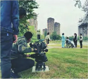 外景拍摄现场操作电影摄影机