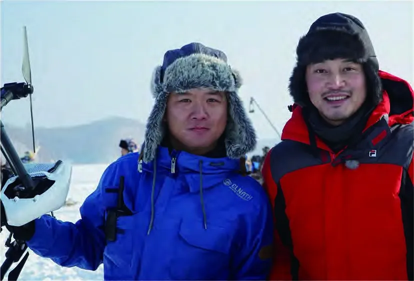 冬季雪地拍摄现场合影